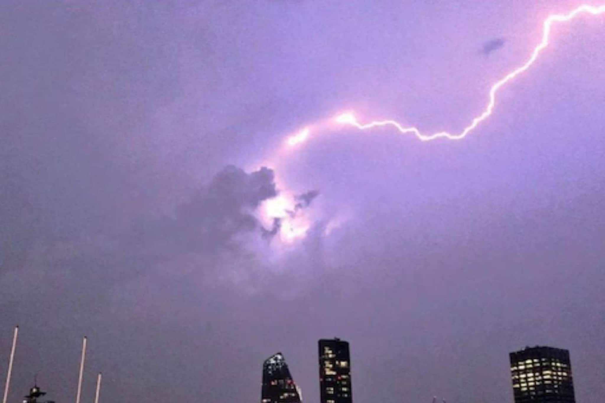 প্রবল বেগে আসতে পারে ঝড়, সঙ্গে প্রবল বৃষ্টি এবং বজ্রপাত! ভয়ে কাঁটা এই দেশ