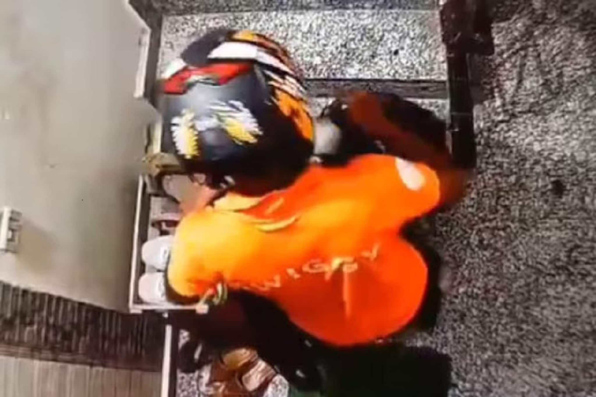 পৌঁছে দিতে এসেছিলেন খাবার, ব্যাগে পুরলেন জুতো! নয়ডার ভিডিও ভাইরাল