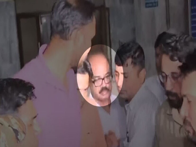 কিন্তু টালা থানার ওসি-কে কোন সূত্র ধরে গ্রেফতার করল সিবিআই? জানা গিয়েছে, অভিজিৎ মণ্ডলের বিরুদ্ধে ষড়যন্ত্র, প্রমাণ লোপাট, এফআইআর করায় বিলম্বের অভিযোগ আনা হয়েছে। ১২০বি, ২৩৮/১৯৯ ধারায় মামলা রুজু করা হয়েছে টালা থানার প্রাক্তন ওসি অভিজিৎ মণ্ডলের বিরুদ্ধে।
