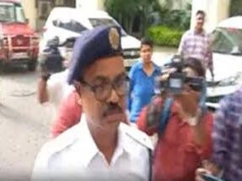 সন্দীপ ঘোষকে দিনের পর দিন টানা জিজ্ঞাসাবাদ করে সিবিআই৷ তাঁর পলিগ্রাফ টেস্টও করা হয়৷ এরপর আরজি কর হাসপাতালে দুর্নীতির তদন্তে সন্দীপ ঘোষকে গ্রেফতার করে সিবিআই৷ এবার মূল মামলায় তাঁকে গ্রেফতার করা হল৷ একই সঙ্গে গ্রেফতার হলেন টালা থানার সেই সময়ের ওসি অভিজিৎ মণ্ডলও। 