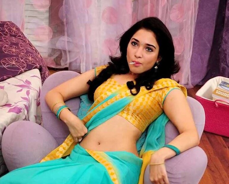 ভাবছেন তো কোন নায়িকা ও নায়কের প্রেমের কথা বলা হচ্ছে? এই অভিনেত্রী আর কেউ নন, সুপারহিট তামান্না ভাটিয়া, যিনি দক্ষিণ থেকে বলিউডে এসে তাঁর ক্যারিশ্মা ছড়াচ্ছেন!
