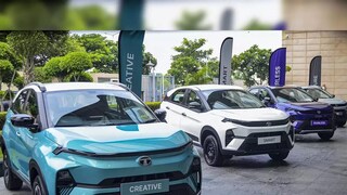 সাদা: ছোট গাড়ি হোক বা বড় গাড়ি, সাদা রঙ সবাই পছন্দ করে। পরিসংখ্যান বলছে, ভারতে বিক্রি হওয়া গাড়ির প্রায় অর্ধেক সাদা। তবে সাদা রঙের গাড়ি রক্ষণাবেক্ষণ করা কঠিন। কিন্তু আভিজাত্যে ভরপুর।