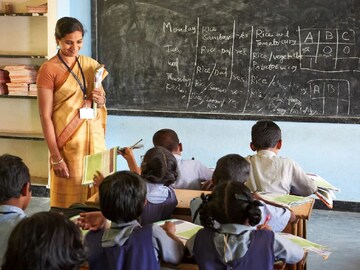 এবার ৩১৩ জন শিক্ষকের বেতন বন্ধ করতে চায় কলকাতা হাইকোর্ট! রাজ্যকে ৩ দিন সময়
