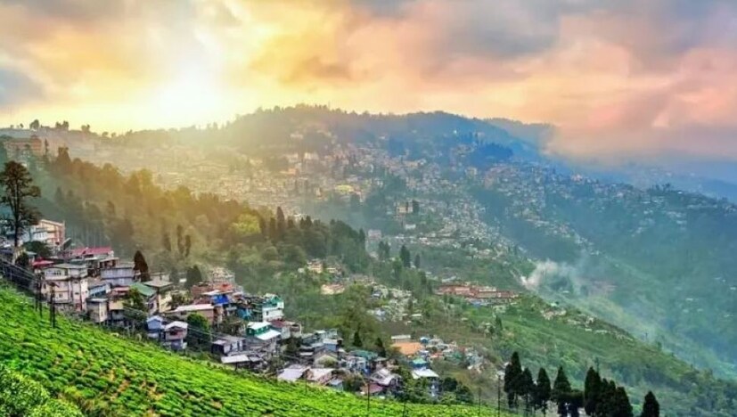 চারিদিকে পাহাড়ে ঘেরা সবুজ প্রকৃতির মাঝে এই গ্রাম। স্বল্প জনবসতি দিয়ে গড়ে ওঠা এই গ্রামে বর্তমানে রাত্রিযাপনের জন্য তৈরি হয়েছে বেশ কিছু হোমস্টে। চারিদিকে সবুজে ঘেরায় পাহাড়ি গ্রামের মাঝ দিয়ে নিজের গতিতে বয়ে চলেছে পাহাড়ি ঝর্ণা।