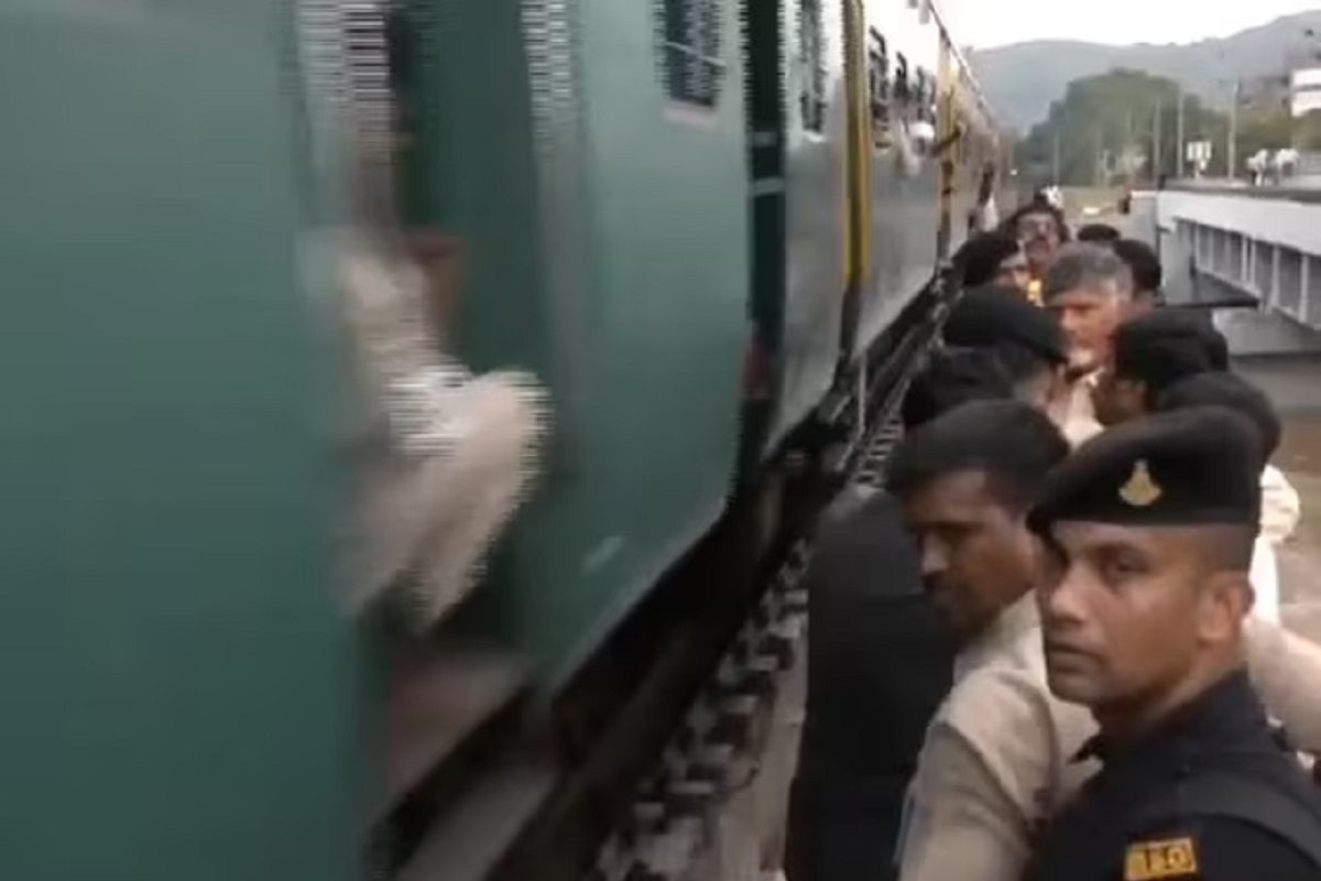 চলন্ত ট্রেনের মুখোমুখি মুখ্যমন্ত্রী চন্দ্রবাবু! অল্পের জন্য রক্ষা,দেখুন ভিডিও চলন্ত ট্রেনের মুখোমুখি মুখ্যমন্ত্রী চন্দ্রবাবু! অল্পের জন্য রক্ষা,দেখুন ভিডিও