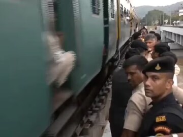 ট্রেন দূর্ঘটনা থেকে অল্পের জন্য রক্ষা পেলেন চন্দ্রবাবু