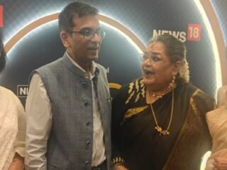 'শুনানির দিকে তাকিয়ে দেশ! এখানে কী করছেন?' চন্দ্রচূড়কে অনুষ্ঠানে দেখে অবাক ঊষা! 