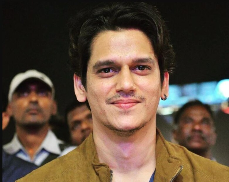 কিন্তু আপনি জেনে অবাক হবেন যে বিজয় ভার্মার মোট সম্পত্তি তামান্না ভাটিয়ার সম্পত্তির থেকে ৭ গুণ কম! মিডিয়া রিপোর্ট অনুসারে, ২০২৩ সালে বিজয় ভার্মার মোট সম্পত্তির পরিমাণ প্রায় ১৭ কোটি টাকা এবং তামান্নার মোট সম্পত্তি ১২০ কোটি টাকা। রিপোর্ট অনুযায়ী, বিজয় ভার্মা প্রায় ২৫ থেকে ৭৫ লক্ষ টাকা চার্জ করেন।
