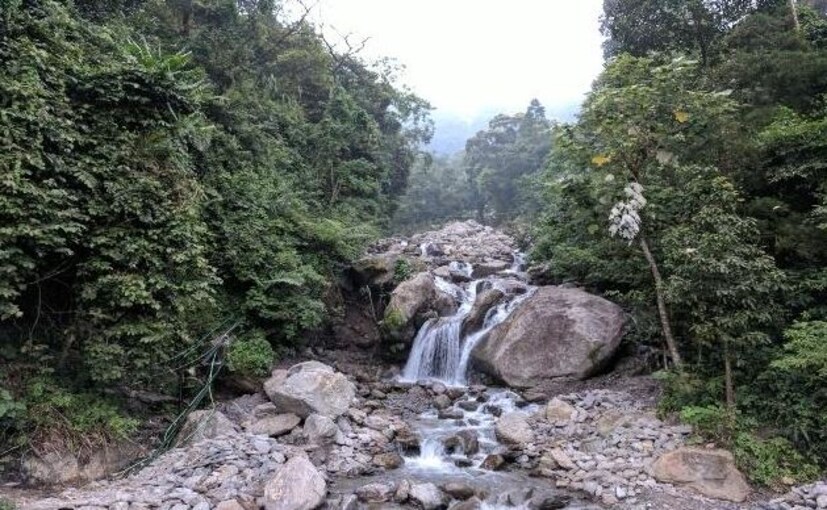 বর্তমানে পাহাড়ের বুক চিরে বয়ে আসা এই পাহাড়ি ঝরনায় দূরদূরান্ত থেকে আসা পর্যটকেরা মুখে হাসি ফোটাচ্ছে৷ প্রতিনিয়ত পর্যটকদের ভিড়ে জমজমাট এই জায়গা। কেউ রিলস কেউ আর সেলফি নানাভাবে এই প্রাকৃতিক সৌন্দর্যকে ক্যামেরাবন্দি করতে এবং এই পাহাড়ি ঝরনার ঠান্ডা জলে পা চুবিয়ে বসে প্রাকৃতিক সৌন্দর্য উপভোগ করতে ছুটে আসছে পর্যটকেরা।