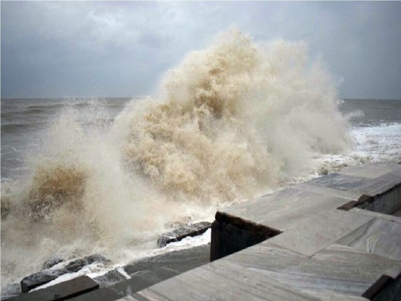 সাগরের উপর সাইক্লোনিক সার্কুলেশনের জেরে আর্দ্রতার চরম বাড়াবাড়ি বাতাসে৷ যতক্ষণ না নিম্নচাপটি তৈরি হচ্ছে এবং সেটি স্থলভাগের দিকে এগোচ্ছে ততক্ষণ আরও কিছুক্ষণ খারাপ আবহাওয়া জারি থাকবে৷  ২৪ ঘণ্টা গরম এবং অস্বস্তি বজায় থাকবে রাজ্য জুড়ে। বিক্ষিপ্তভাবে বজ্র-বিদ্যুৎ-সহ বৃষ্টির পরিমাণ ক্রমশ বাড়বে।