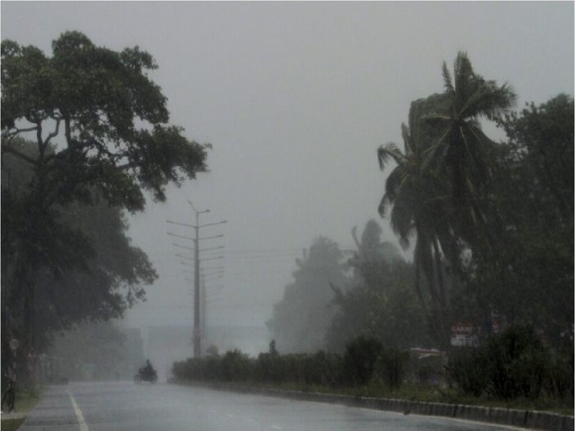 বিক্ষিপ্তভাবে ভারী বৃষ্টি হবে রাজ্যে। দক্ষিণবঙ্গের উপকূল-সহ পশ্চিমের জেলাগুলিতে ভারী বৃষ্টির সম্ভাবনা। ভারী বৃষ্টি হবে উত্তরবঙ্গের পার্বত্য এলাকাতেও। 