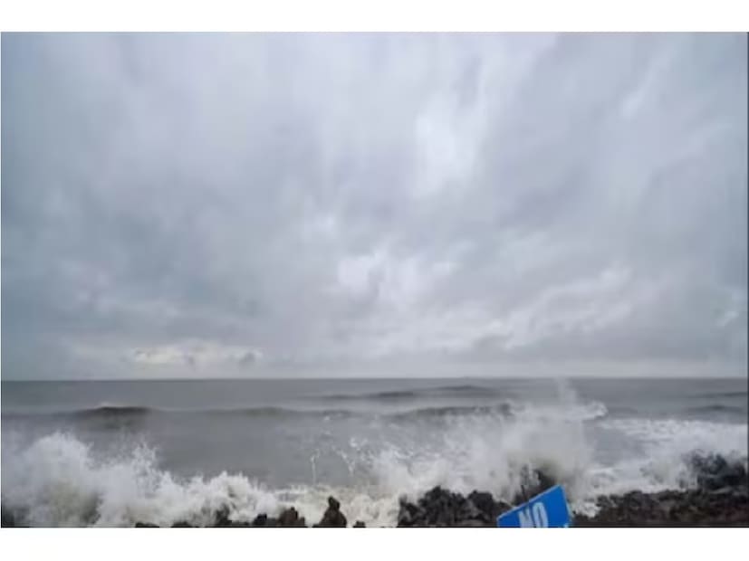 এদিন দিন ও রাতের তাপমাত্রা বৃদ্ধি পাবে। হাওয়া অফিসে রিপোর্ট বলছে, বুধবার থেকে আবহাওয়া বদল বৃহস্পতিবার দিঘা-সহ পূর্ব মেদিনীপুর জেলায় বৃষ্টির সম্ভাবনা রয়েছে।