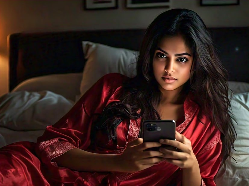 প্রথমে হোয়াটসঅ্যাপ ওপেন করতে হবে এবং উপরের দিকে থাকে তিনটি ডটের উপর ক্লিক করতে হবে। তারপর সেখান থেকে Settings-এ ক্লিক করতে হবে। সেখানে অনেকগুলো অপশন দেখতে পাওয়া যাবে। এর মধ্যে রয়েছে স্টোরেজ এবং ডেটা নামে একটি বিকল্প। এবার সেটার উপর ক্লিক করতে হবে। Photo- Representative