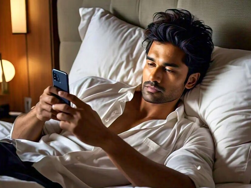 যে কোনও বিষয়ে ছোট কিংবা বড় মেসেজ পাঠাতে হলে তা অবিলম্বে পাঠিয়ে দেওয়া সম্ভব। একদিনে আমরা একাধিক মানুষের সঙ্গে কথা বলি। তবে এর কিছু গোপন ফিচার নিয়ে আলোচনা করে নেওয়া যাক। ব্যবহারকারী নিজে অথবা তাঁর সঙ্গী সবথেকে বেশি কার সঙ্গে WhatsApp-এ কথা বলছেন, সেটা অনায়াসে জেনে ফেলা সম্ভব। Photo- Representative