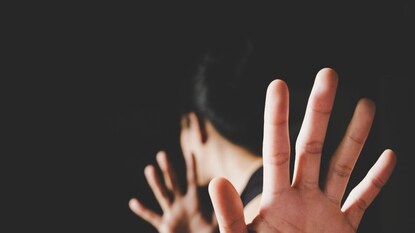 মহিলাকে সটান চড় মারে অ্যাপ চালক মহিলাকে সটান চড় মারে অ্যাপ চালক