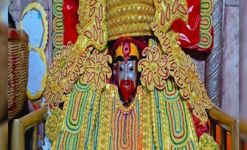 আশ্বিনের শুক্লপক্ষের চতুর্দশীতে মা তারার আবির্ভাব দিবস। এদিন রাজ রাজেশ্বরী রূপে মায়ের আরাধনা করা হয়। মূল মন্দির থেকে বিরাম মঞ্চে বের করে আনা হয় মায়ের বিগ্রহ। এবছর কোজাগরী লক্ষ্মীপুজো ও তারা মায়ের আর্বিভাব তিথি একই দিনে তাই, আজ মাকে লক্ষ্মী রূপে পুজো করা হল। (রিপোর্টার- অক্ষয় ধীবর)