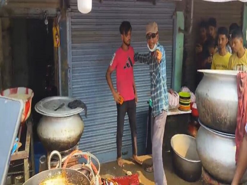 বিরিয়ানির সঙ্গে পচা, পোকা ধরে যাওয়া মাংস দেওয়া হয়েছে, এই অভিযোগ তুলে দোকানে ভাঙচুর চালান ক্রেতারা৷ 