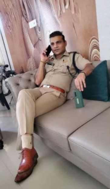 ২০০৭ টি-টোয়েন্টি বিশ্বকাপের ফাইনালে টিম ইন্ডিয়ার প্রাক্তন ফাস্ট বোলার যোগিন্দর শর্মার ওভারটি ভোলার নয়? যিনি পাকিস্তানের বিরুদ্ধে দুর্দান্ত বোলিং করে দক্ষিণ আফ্রিকায় টি-টোয়েন্টিতে ভারতকে বিশ্ব চ্যাম্পিয়ন করেছিলেন। হরিয়ানা সরকার তাঁকে রাজ্য পুলিশে ডিএসপি হিসাবে নিয়োগ করেছিল। 