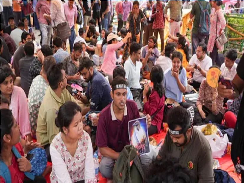 ওয়েস্ট বেঙ্গল জুনিয়র ডক্টরস ফ্রন্টের ডাকা এই মিছিলে শামিল হয়েছিলেন বহু সাধারণ মানুষও। কলেজ স্কোয়্যার থেকে মিছিল শুরু হয়ে ধর্মতলায় গিয়ে শেষ হয়। (রিপোর্টার-- অভিজিৎ চন্দ)
