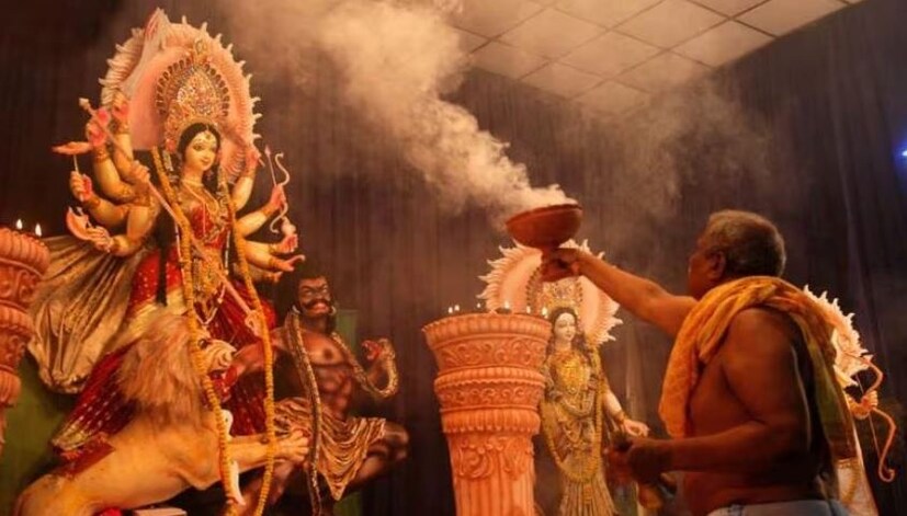 সেখান থেকে পুরসভার কর্মীরা প্রতিমার কাঠামো তুলে নেবে। যে কাঠামোকে পুজো করা হল, সেই কাঠামোকে যে ভাবে তুলে ফেলা হয় তা অনেকের আবেগেও দুঃখ দেয়। 