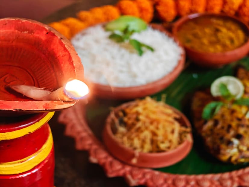 রেস্তোরাঁ কর্তৃপক্ষের দাবি, এই পদ একবার চেখে দেখতেই হবে। জিভে লেগে থাকবে আজীবন। স্টার্টারের শেষ পদটি হল ট্যাংরা-স্টাইল গার্লিক চিলি কার্ব। এর জন্য নদীর তাজা কাঁকড়া নিয়ে আসছে লর্ড অফ দ্য ড্রিঙ্কস। সবসময় কিন্তু এ জিনিস মিলবে না। এবার মেন কোর্সের দিকে এগোনো যাক। প্রথমেই থাকছে পার্সে মাছের ঝাল। একেবারে বাঙালি পদ। মুলেট মাছ, সাদা-কালো সরষে বাটায় মাখানো। সঙ্গে স্টিমড রাইস।