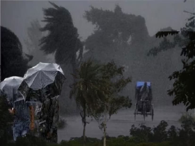 সোম ও মঙ্গলবার মূলত উপকূলের ও উড়িষ্যা সংলগ্ন জেলাগুলিতে বৃষ্টির সম্ভাবনা বেশি থাকবে। বুধবার থেকে কলকাতা-সহ দক্ষিণবঙ্গ জুড়ে ফের বৃষ্টির আশঙ্কা।