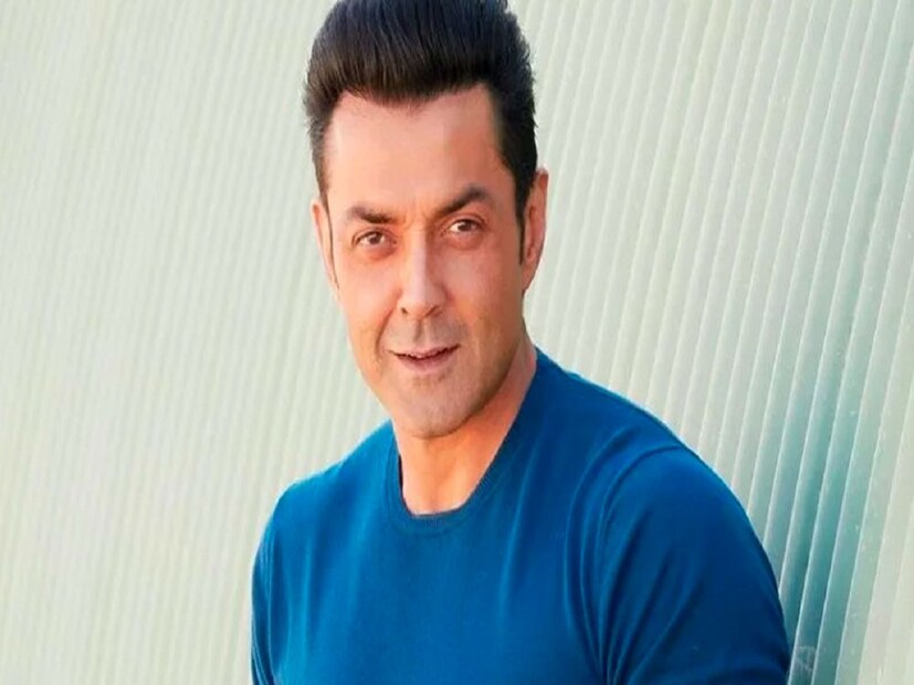 নায়ক-নায়িকাদের চিত্রনাট্যের খাতিরে অনেক সময়েই কাছাকাছি আসতে হয়। এরকমই একটা মুহূর্তে বিপাকে পড়েছিলেন ববি দেওল। একটি গানের ঘনিষ্ঠ দৃশ্য শ্যুট করার সময় নায়িকার মুখের বাজে গন্ধে প্রাণ ওষ্ঠাগত হয়ে উঠেছিল ববির। ঠিক কী ঘটেছিল? 