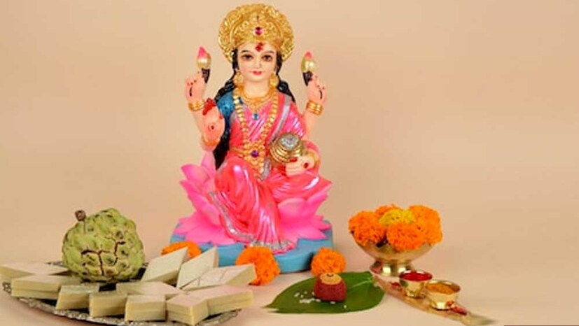 এই দিন চাঁদের আলোয় ক্ষীর রাখা অতন্ত্য শুভ বলে মনে করা হয়। দেখে নেওয়া যাক, সেই ক্ষীর রাখার সময়, চাঁদ ১৬ কলায় পরিপূর্ণ হবে আজ রাত আটটা বেজে ৪০ মিনিটের পর। তাই তারপর ক্ষীর রাখলেই তা ফলদায়ক হবে। প্রতীকী ছবি।   