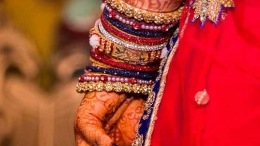 অবাক হওয়ার বাকি ছিল আরও। এরপরেই বাড়ির লোকজন ও ওই যবক দেখেন বাড়ি থেকে সব গয়না ও নগদ টাকা উধাও। বোঝা গেল ফুলশয্যার পরে যুবকটি ঘুমিয়ে পড়ার সঙ্গে সঙ্গেই কনে সমস্ত মূল্যবান জিনিসপত্র সোনা-দানা টাকা-কড়ি নিয়ে পরিবারের সঙ্গে চম্পট দেয়।