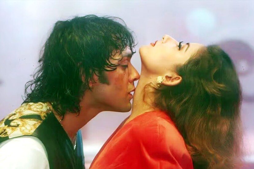 ববি দেওল জানান, মনীষার মুখে নাকি তীব্র পেঁয়াজের গন্ধ ছিল যাতে তাঁর গা গুলিয়ে ওঠে। তাঁর কথায়, '' গানের দৃশ্য শুট করার আগেই মনীশা পেঁয়াজ দিয়ে চাট খায়। আমার মুখের কাছে এসে গালে কামড় দিতেই গন্ধটা পাই।''