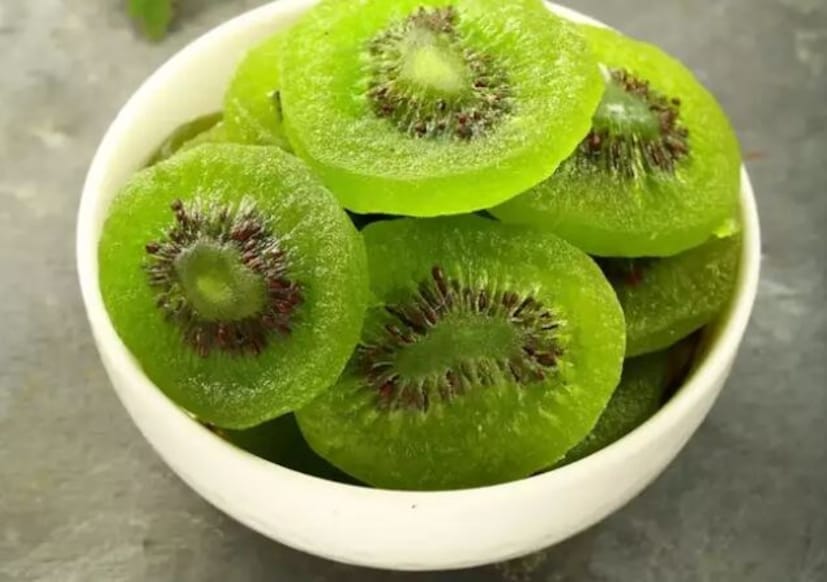 কিউই একটি ক্যালসিয়াম সমৃদ্ধ ফল। এতে প্রচুর পরিমানে ক্যালসিয়াম পাওয়া যায়। ক্যালসিয়াম সমৃদ্ধ এই ফলের ১ কাপ (১৭৭ গ্রাম)- পরিমানে ৬০ মিলিগ্রাম ক্যালসিয়াম থাকে।