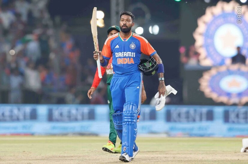 এই ম্যাচে ভারতের নায়ক অর্শদীপ সিং। ১৪ রান দিয়ে তিন উইকেট নেন তিনি। তবে সব থেকে বেশি আলোচনা হল হার্দিক পান্ডিয়ার এক অদ্ভুত শট নিয়ে। যে শট তিনি মারলেন বটে, কিন্তু দেখলেন না।