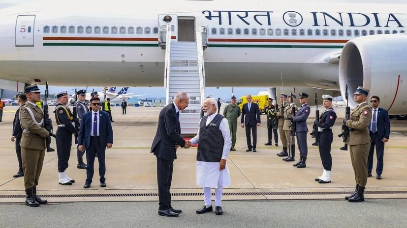 প্রধানমন্ত্রী এবং রাষ্ট্রপতিদের জন্য বিশেষ সুবিধা: বিশ্বের সমস্ত প্রধানমন্ত্রী এবং রাষ্ট্রপতিকে এক দেশ থেকে অন্য দেশে ভ্রমণের সময় পাসপোর্ট বহন করতে হয়। কিন্তু নিয়ম অনুসারে তাঁদের পাসপোর্ট হবে কনস্যুলার পাসপোর্ট।