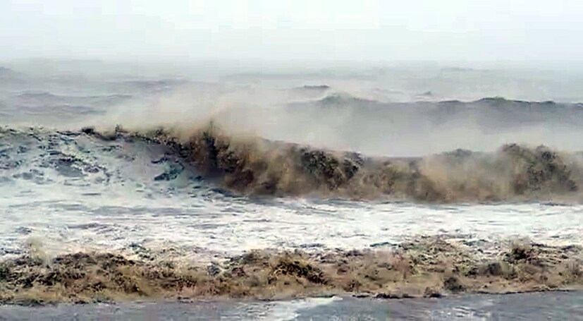 ঘূর্ণিঝড় ক্রমশ খারাপ হওয়ার কারণে আবহাওয়া দফতর ওডিশা ও পশ্চিমবঙ্গে আগামী তিন দিনের জন্য রেড অ্যালার্ট জারি করেছে। আগামী ৭২ ঘণ্টা এই অঞ্চলগুলির জন্য খুব জটিল হতে পারে।