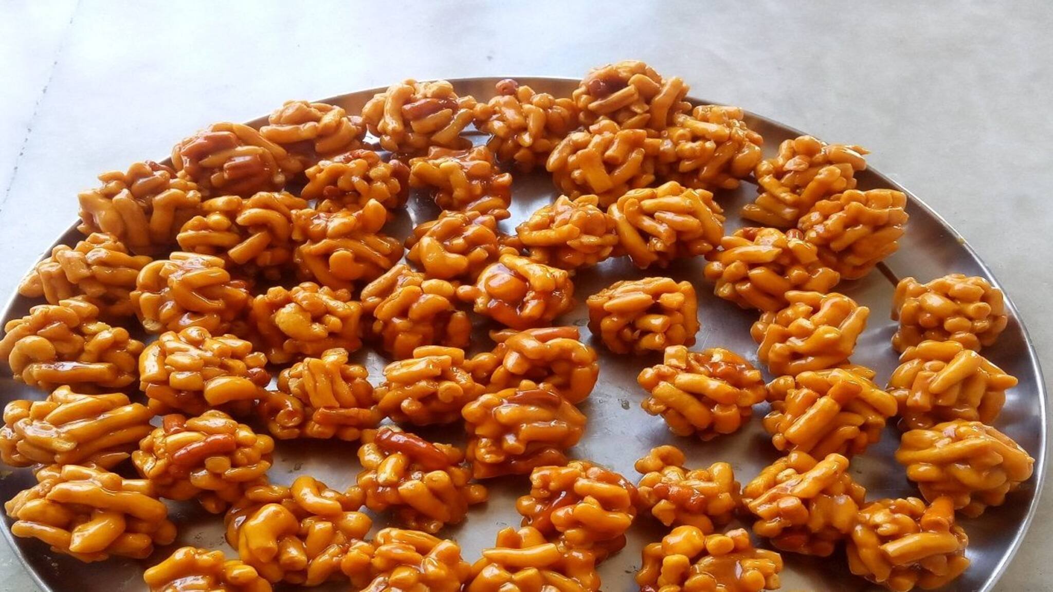 একবার খেলে বারবার ইচ্ছে করবে! ঝুড়ি নাড়ু-টানা নাড়ু খেয়েছেন? রইল সহজ রেসিপি