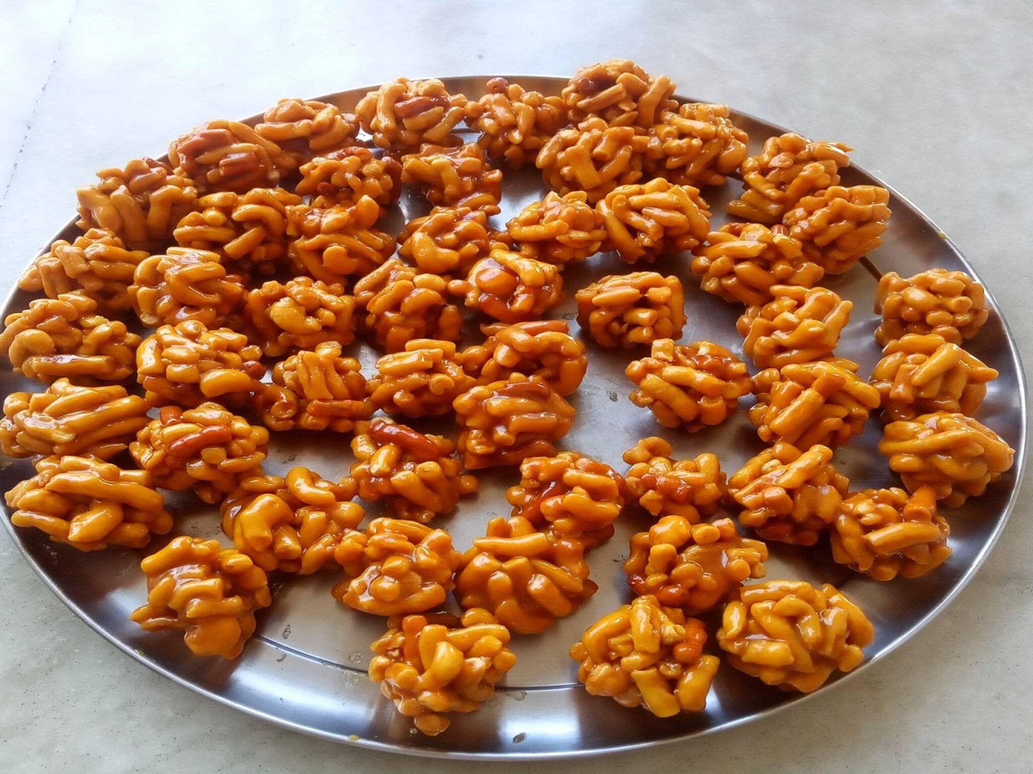 একবার খেলে বারবার ইচ্ছে করবে! ঝুড়ি নাড়ু-টানা নাড়ু খেয়েছেন? রইল সহজ রেসিপি