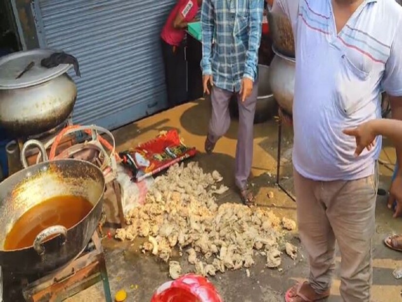 ক্ষুব্ধ ক্রেতারা বিরিয়ানির হাড়িও উল্টে দেয়৷ দোকানের ভিতর থেকে বস্তায় ভরা পচা মাংসও উদ্ধার হয়৷ সেই মাংস রাস্তায় ঢেলে দেয় ক্ষুব্ধ জনতা৷ 