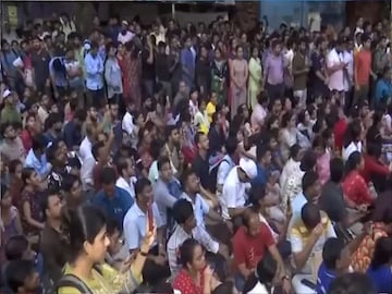 গত মঙ্গলবার থেকেই ফের কর্মবিরতি শুরু করেছেন জুনিয়র ডাক্তারেরা। রাজ্য সরকারের কাছে নতুন করে জানিয়েছেন ১০ দফা দাবি। বুধবার আরজি করের নির্যাতিতার বিচারের দাবি এবং রাজ্যের সমস্ত কলেজ-হাসপাতাল থেকে শুরু করে সমাজের সর্ব স্তরে ‘ভয়ের রাজনীতি’র প্রতিবাদে দুপুরে কলেজ স্কোয়্যার থেকে ধর্মতলা পর্যন্ত মহামিছিল করেন তাঁরা। 