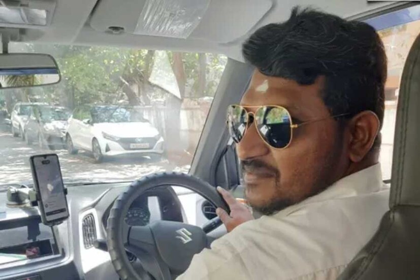 ওই ক্যাব চালকের নাম উথায়া কুমার। তামিলনাড়ুর কন্যাকুমারীর একটি ছোট শহরে জন্ম উথায়ার। লেখাপড়ায় যথেষ্ট মেধাবী ছিলেন। স্বপ্ন ছিল মহাকাশ গবেষণায় যোগ দেওয়ার। পিএইচডি শেষ করে ভারতীয় মহাকাশ গবেষণা সংস্থায় (ইসরো) তাঁর স্বপ্নের চাকরিতেও যোগ দেন তিনি। সেখানে তাঁর হাতে ছিল মহাকাশ জ্বালানি সংক্রান্ত বিষয়ের দায়িত্বভার । প্রতীকী ছবি।