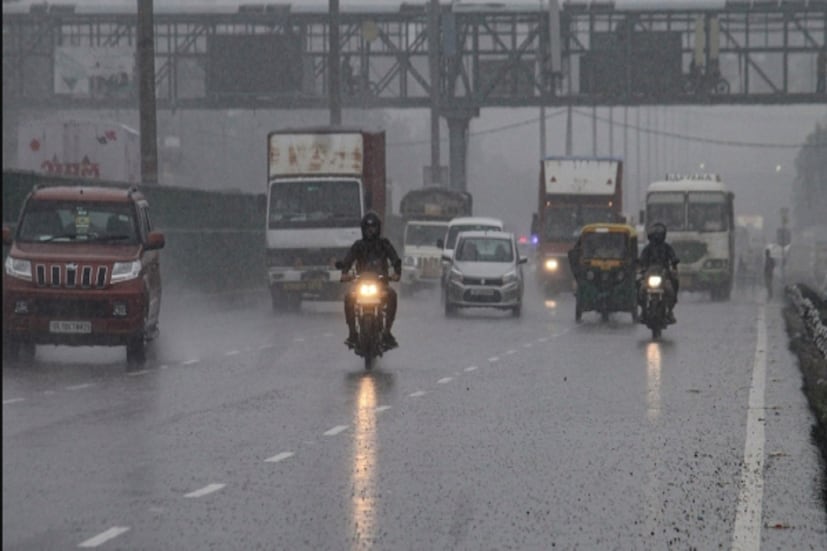 পঞ্জাব: ২৪ অক্টোবর থেকে পাঞ্জাবে আবহাওয়ার পরিবর্তন দেখা যাবে। IMD পূর্বাভাস অনুসারে, ২৪ অক্টোবর পঞ্জাবের কিছু জায়গায় হালকা থেকে মাঝারি বৃষ্টি হতে পারে। তবে বৃষ্টির পর তাপমাত্রা কমবে।