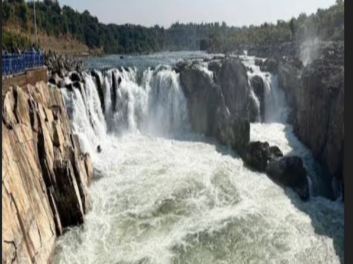 মধ্যপ্রদেশের ছাতারপুর অঞ্চলের এক নাবালিকা জব্বলপুরে নর্মদা নদীতে ঝাঁপ দিয়ে আত্মহত্যা করে। নাবালিকা ঝাঁপ দেয় নর্মদার ভেদঘাট থেকে। পুলিশ মৃতদেহ উদ্ধারের পর তদন্ত করে জানতে পারে, নাবালিকা ছাতারপুর অঞ্চলের বাসিন্দা এবং তার আত্মহত্যার সঙ্গে যোগ রয়েছে 'ভোলা আহিরওয়ার' মামলার। নাবালিকার সুইসাইড নোট পড়ে চমকে ওঠে পুলিশ। কী লেখা ছিল তাতে?