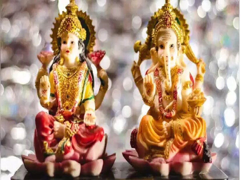 লক্ষ্মী-গণেশের মূর্তি-ধনতেরসে কেনার জন্য আরেকটি জনপ্রিয় জিনিস হল মা লক্ষ্মী এবং ভগবান গণেশের মূর্তি। মা লক্ষ্মী হলেন সম্পদ এবং সমৃদ্ধির দাতা, অন্যদিকে ভগবান গণেশ হলেন যিনি ভক্তের পথ থেকে বাধা এবং প্রতিবন্ধকতা দূর করেন। এবং তাই, যখন একসঙ্গে পুজো করা হয়, মা লক্ষ্মী এবং ভগবান গণেশ তাঁদের শক্তিকে একত্রিত করে আর্থিক স্থিতিশীলতা, জ্ঞান এবং একটি মধুর জীবনের আশীর্বাদ প্রদান করেন।