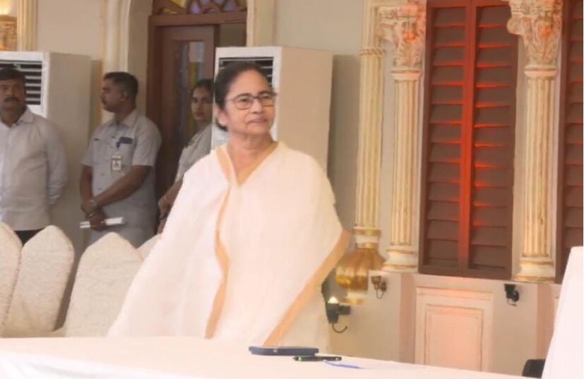 রেড রোড রাঙিয়ে অনুষ্ঠিত হল পুজো কার্নিভাল। উপস্থিত ছিলেন মুখ্যমন্ত্রী মমতা বন্দ্যোপাধ্যায়। সমাজের বিভিন্ন স্তরের বিশিষ্টজনেরাও আলোকিত করলেন এবারের পুজো কার্নিভাল। দেখা গেল টলিউডের বহু চেনা মুখও। সব মিলিয়ে উৎসব শেষে আরও এক জমজমাট উৎসব শহরের বুকে। 