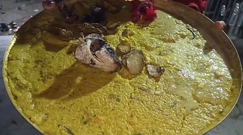 মা তারাকে আজ কোনরকম ভোগ নিবেদন হয় না দুপুরে, রাতে খিচুড়ি ভোগ নিবেদন করা হয়, পাঁচ রকম ভাজা, শোল মাছ  পোড়া, বলিদানের মাংস ,কারণ বারি, থাতে ৫ রকম মিষ্টি৷ 