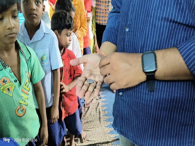 গ্রামবাসীরা তাদের নিজেদের টাকাতেই তাদের শিশুদের জন্য পোশাক ক্রয় করেছে এই বাজার থেকে। দানের ভাবনা যেন শিশুদের এবং তাদের পরিবারের মনে খারাপ লাগা তৈরি না করে তাই তাদের হাত থেকে ১ টাকা নিয়েই এই উপহার তাদের তুলে দেওয়া হয়। সবার আনন্দ থাকে নিজের টাকাতেই কিছু করতে পারলে বা পরিবারের জন্য কিছু কিনতে পারলে৷ তাই সকলেই ১ টাকা নিয়ে  নিজেদের পছন্দের পোশাক  সংগ্রহ করে৷