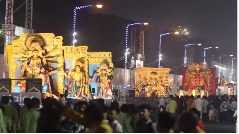 ২৮ হাজার আমন্ত্রণ পত্র ছাপা হয়েছে এই কার্নিভ্যালের জন্য। জমিদার বাড়ির আদলে মূল মঞ্চ তৈরি করা হয়েছে। মূল মঞ্চে থাকছে র‍্যাম্প। বিভিন্ন দেশের ব্র্যান্ড অ্যাম্বাস্যাডর, বিশেষ অতিথিদের জন্য থাকছে আলাদা করে বসার ব্যবস্থা।