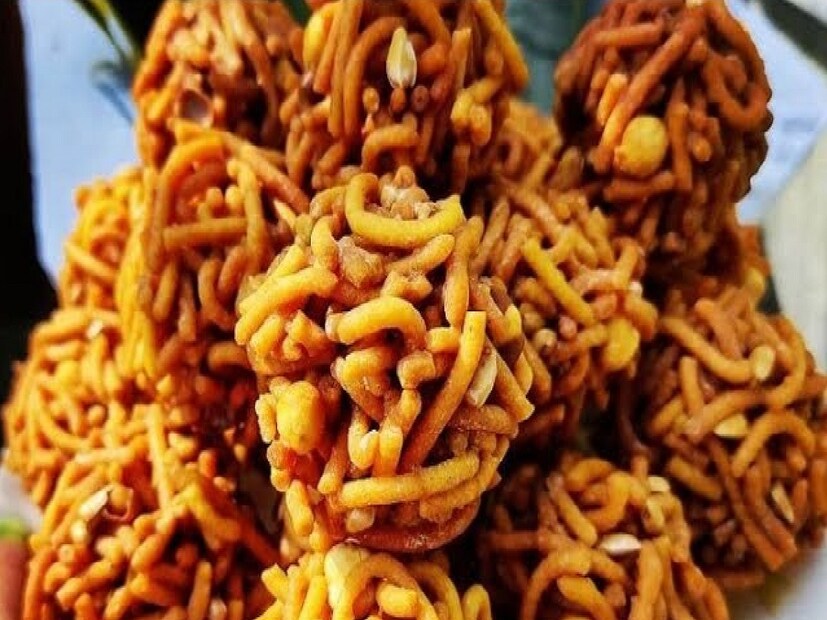 গুড়ের পাক তৈরি হয়েছে কিনা বোঝার জন্য একটি বাটিতে জল নিয়ে সামান্য গুড়ের পাক দিন, যদি হাত দিয়ে গুড়ের পাকটা খুব সহজে গোলাকার নিয়ে নেয় আর হাত থেকে ছেড়ে যায় তাহলে গুড়ের পাক তৈরি নাড়ু বানানোর জন্য।