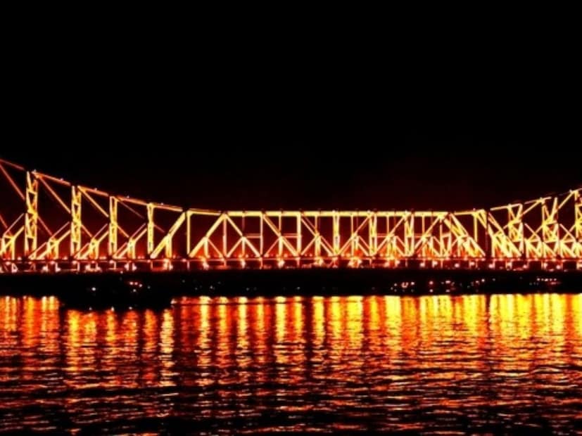 হাওড়া ব্রিজের একেবারে প্রাচীন অবস্থায় নাম ছিল নিউ হাওড়া ব্রিজ। ব্রিটিশ প্রশাসন ১৮৫৫-৫৬ সালে প্রথম একটা সেতুর কথা ভেবেছিল। হাওড়া ব্রিজের পরিকল্পনার শুরু তখন থেকেই। তার আগে ছিল পন্টুন ব্রিজ বা যাকে বলে ভাসমান সেতু।