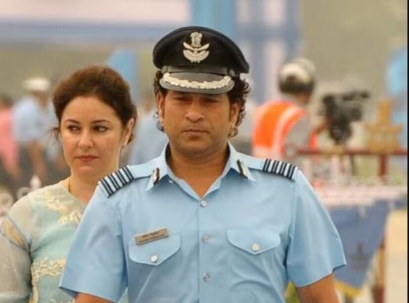 সচিন তেন্ডুলকর, যিনি আন্তর্জাতিক ক্রিকেটে একশ শতক করে বিশ্ব রেকর্ড গড়েছিলেন, ২০১০ সালে ভারতীয় বিমান বাহিনী গ্রুপ ক্যাপ্টেনের সম্মানসূচক পদে ভূষিত হয়েছিলেন। 
