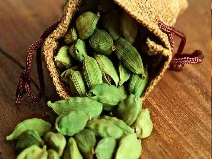 ছোট এলাচ প্রকৃতিতে উষ্ণ। যে কোনও শুভ কাজে এর খোঁজ পড়ে। ছোট এলাচের টোটকার চলও বহু প্রাচীন। এর সঙ্গে জড়িয়ে রয়েছে চিরাচরিত বিশ্বাস এবং ঐতিহ্য। যা সম্পদ, সাফল্য, স্বাস্থ্য ও জীবনে শান্তি নিয়ে আসে বলে মনে করা হয়।